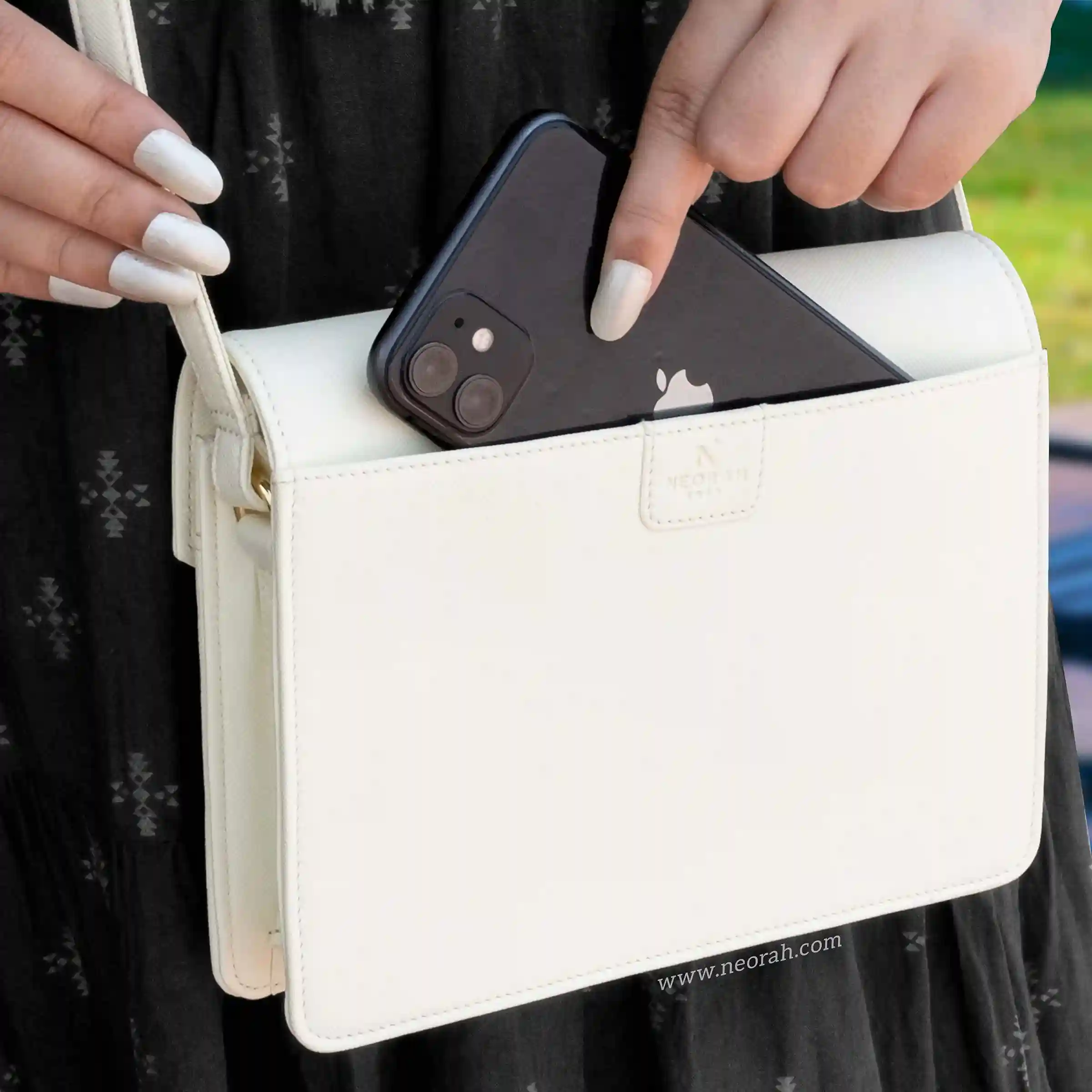 EMMA | CROSSBODY SLING BAG | ENVELOPE - Image 25